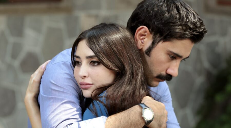 Da sinistra: Ugur Günes (Yilmaz) e Melike İpek Yalova (Müjgan Hekimoğlu Akkaya) in una scena di