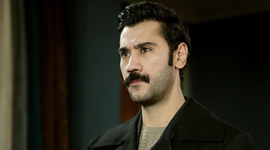 Ugur Günes (Yilmaz) in una scena di