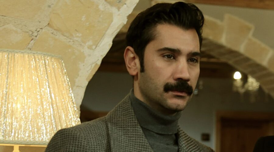 Ugur Günes (Yilmaz) in una scena di