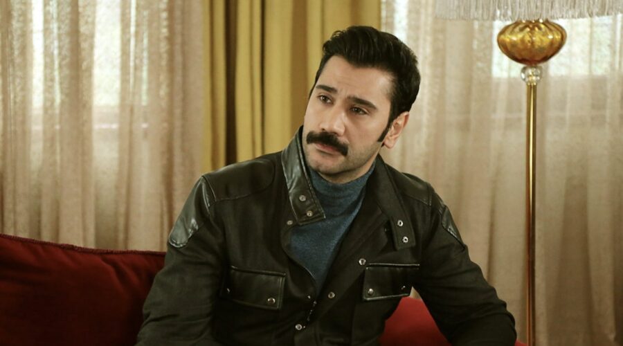 Ugur Günes (Yilmaz) in una scena di