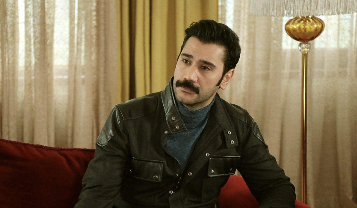 Ugur Günes (Yilmaz) in una scena di