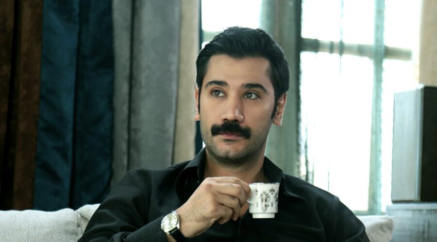 Ugur Günes (Yilmaz) in una scena di