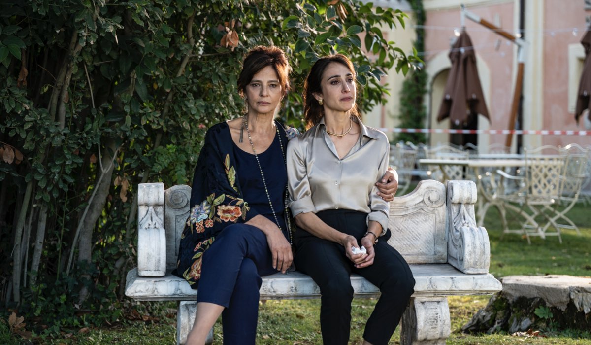 Da sinistra: Laura Morante e Silvia D'Amico sono Alba e Silvia Ristuccia in una scena di “A casa tutti bene - Stagione 2”. Credits: Andrea Miconi/Sky Italia.