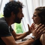 Da sinistra: Francesco Scianna e Sveva Mariani sono Carlo e Luna Ristuccia in una scena di “A casa tutti bene - Stagione 2”. Credits: Andrea Miconi/Sky Italia.