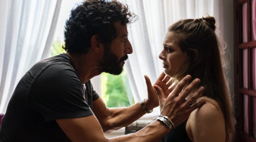 Da sinistra: Francesco Scianna e Sveva Mariani sono Carlo e Luna Ristuccia in una scena di “A casa tutti bene - Stagione 2”. Credits: Andrea Miconi/Sky Italia.