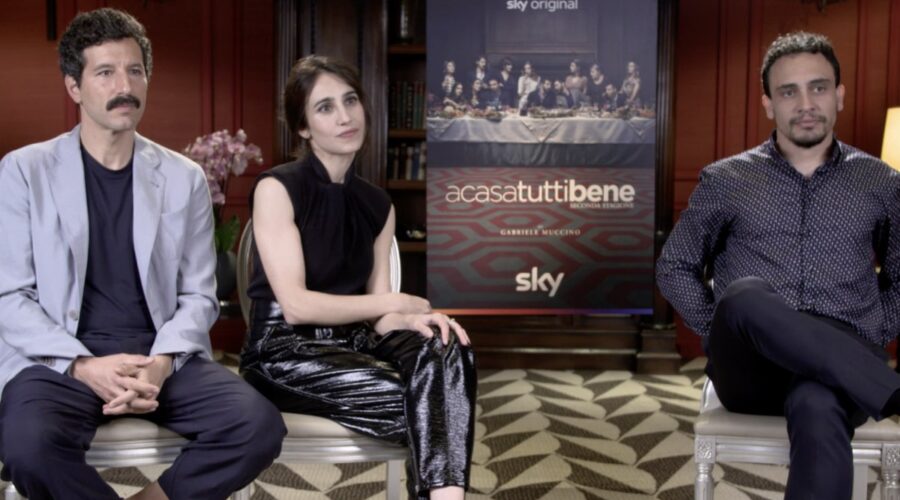 Da sinistra: Francesco Scianna, Silvia D'Amico e Simone Liberati intervistati per “A casa tutti bene - Seconda stagione”. Credits: Tvserial.it.