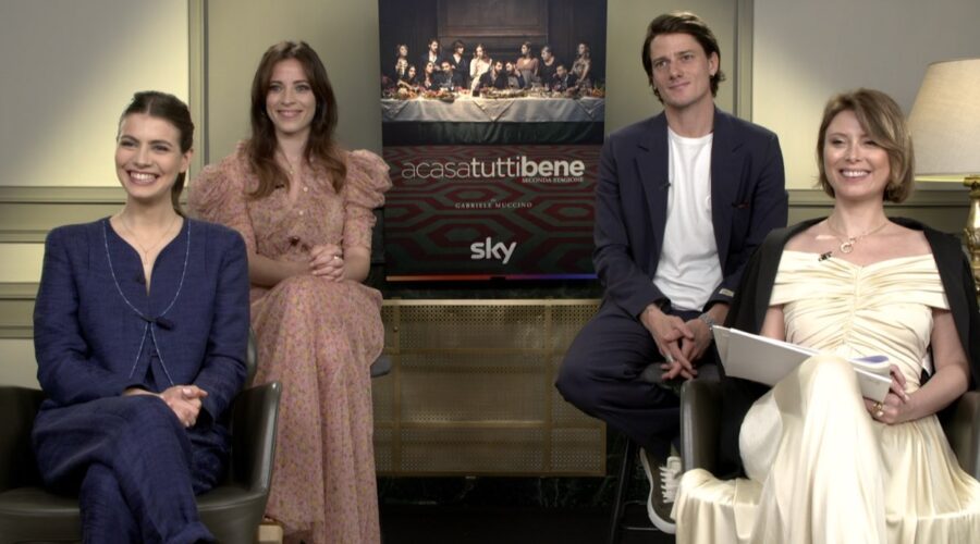 Da sinistra in alto: Laura Adriani, Antonio Folletto, Sveva Mariani ed Euridice Axen intervistati per “A casa tutti bene - Seconda stagione”. Credits: Tvserial.it.