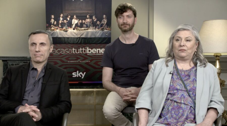 Da sinistra in alto: Riccardo Moneta, Valerio Aprea e Paola Sotgiu intervistati per “A casa tutti bene - Seconda stagione”. Credits: Tvserial.it.