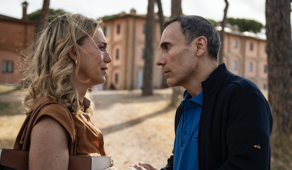 Da sinistra: Milena Mancini e Valerio Aprea sono Beatrice e Sandro in una scena di “A casa tutti bene - Stagione 2”. Credits: Andrea Miconi/Sky Italia.