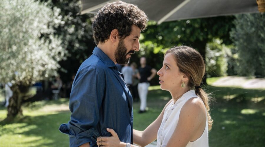 Da sinistra: Francesco Scianna e Laura Adriani sono Carlo e Ginevra in una scena di “A casa tutti bene - Stagione 2”. Credits: Andrea Miconi/Sky Italia.