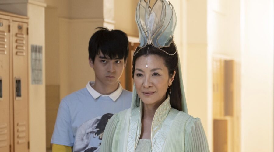 Da sinistra: Ben Wang e Michelle Yeoh in una scena di “American Born Chinese”. Credits: Disney+.