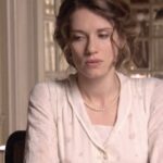 Mariona Tena (Blanca Silva Torrealba) in una scena della soap opera spagnola “Sei Sorelle”. Credits: Rai/Cattura schermo.