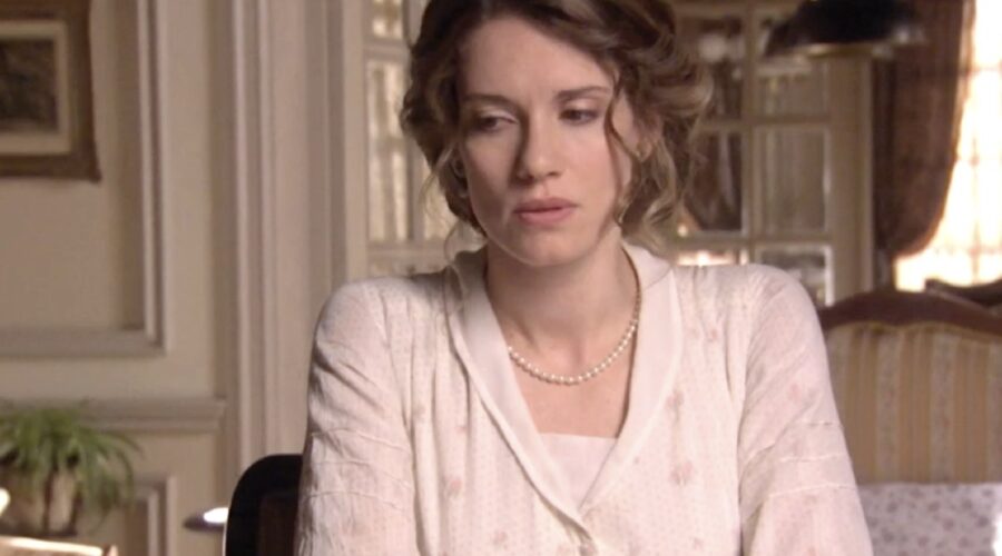 Mariona Tena (Blanca Silva Torrealba) in una scena della soap opera spagnola “Sei Sorelle”. Credits: Rai/Cattura schermo.