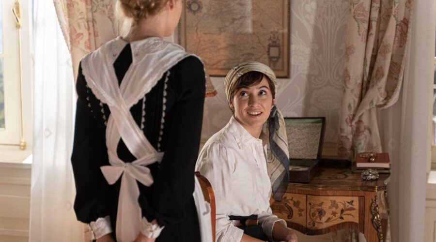 Al centro: Carmen Asecas (Catalina Luján) nell'episodio 8 de “La Promessa” in onda giovedì 8 giugno 2023 su Canale 5. Credits: Bambú Producciones/RTVE/RTI Mediaset.