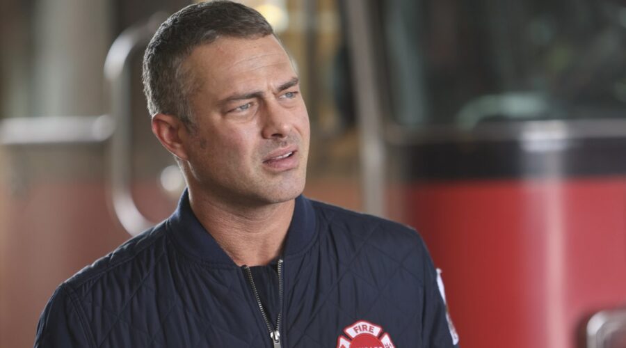 Taylor Kinney in una scena di “Chicago Fire”: mistero sul ritorno di Severide nella stagione 12. Credits: Sky Italia.