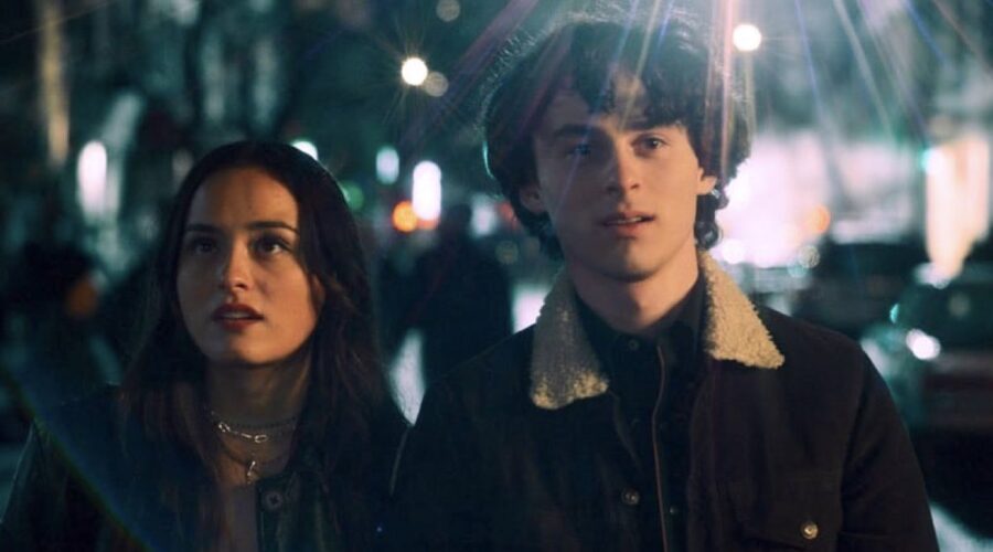 Da sinistra: Episodio 2. Chase Sui Wonders e Wyatt Oleff in “Città in fiamme”, disponibile dal 12 maggio 2023 su Apple TV+.