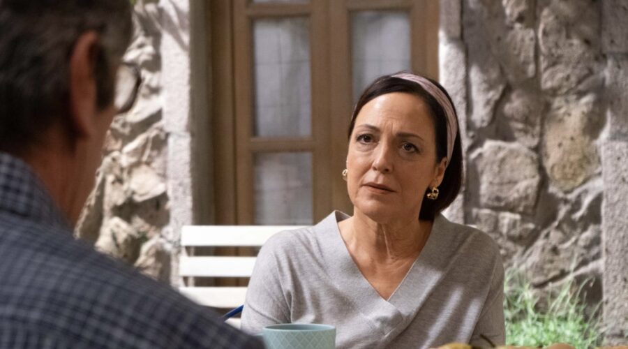 A destra: Cristina De Inza (Diana) in una scena della puntata di “Un altro domani” in onda venerdì 9 giugno 2023 su Canale 5. Credits: RTI Mediaset.