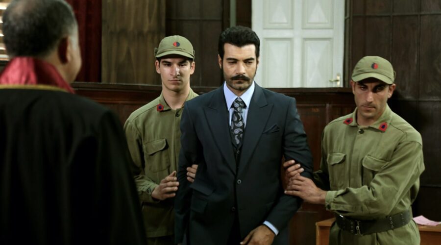 Murat Ünalmis (Demir) in una scena del processo a carico di Zuleyha nella puntata di “Terra Amara” in onda sabato 10 giugno 2023 su Canale 5. Credits: RTI Mediaset.