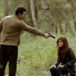 Da sinistra: Murat Ünalmis (Demir) e Hilal Altinbilek (Züleyha) in una scena della puntata di “Terra Amara” in onda domenica 28 maggio 2023 su Canale 5. Demir spara a Zuleyha e la uccide oppure no? Credits: Mediaset.