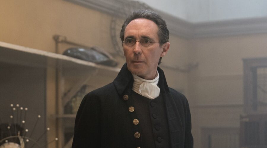 Guy Henry nel ruolo di Monro nell'episodio 104 di Queen Charlotte: A Bridgerton Story. Cr. Nick Wall/Netflix © 2023.