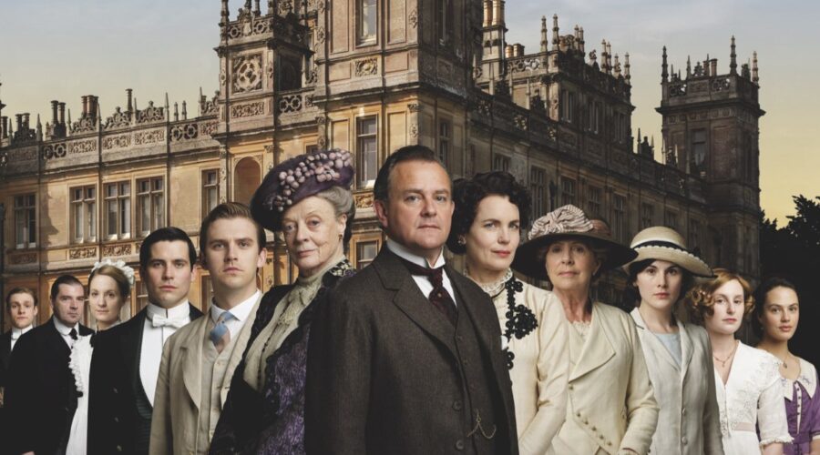 Un particolare del poster di “Downton Abbey”. Credits: La7.