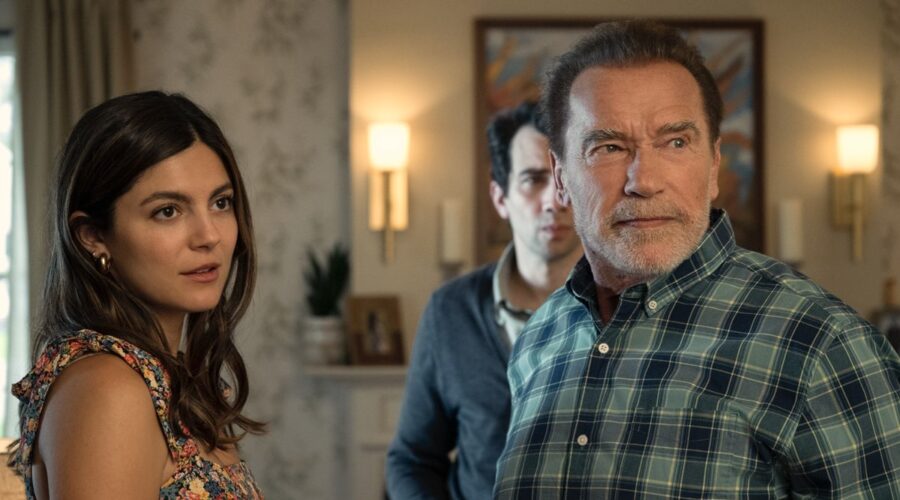 Da sinistra a destra: Monica Barbaro nel ruolo di Emma Brunner, Jay Baruchel nel ruolo di Carter Perlmutter, Arnold Schwarzenegger nel ruolo di Luke Brunner nell'episodio 101 di Fubar. Cr. Amanda Matlovich/Netflix © 2023.