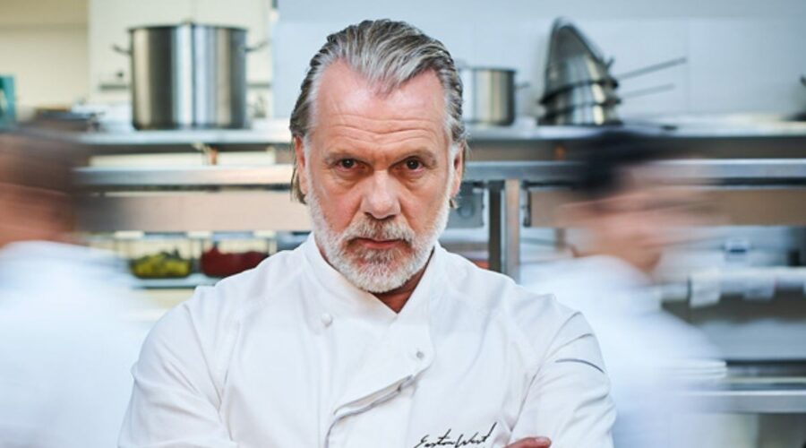 Erik Thomson in una scena di 