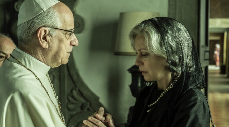 Da sinistra: Toni Servillo (Papa Paolo VI) e Margherita Buy (Eleonora Chiavarelli) in una scena di
