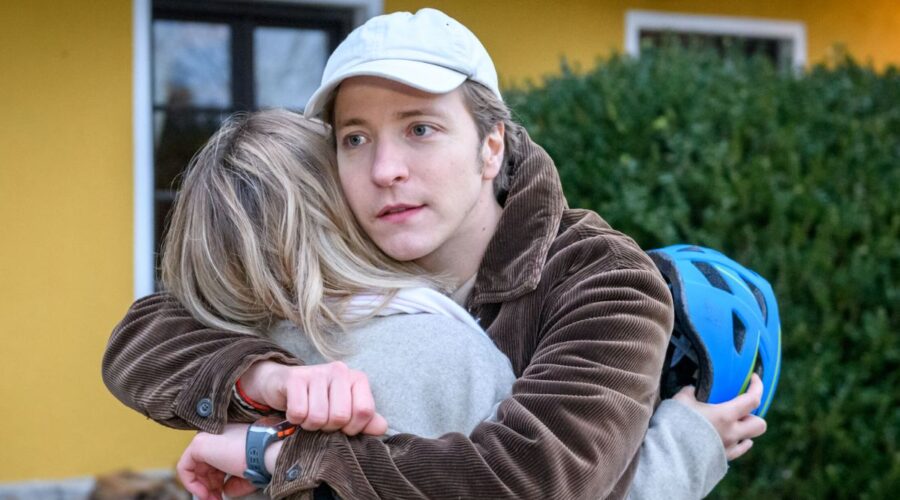 Gerry abbraccia Josie in una scena di 