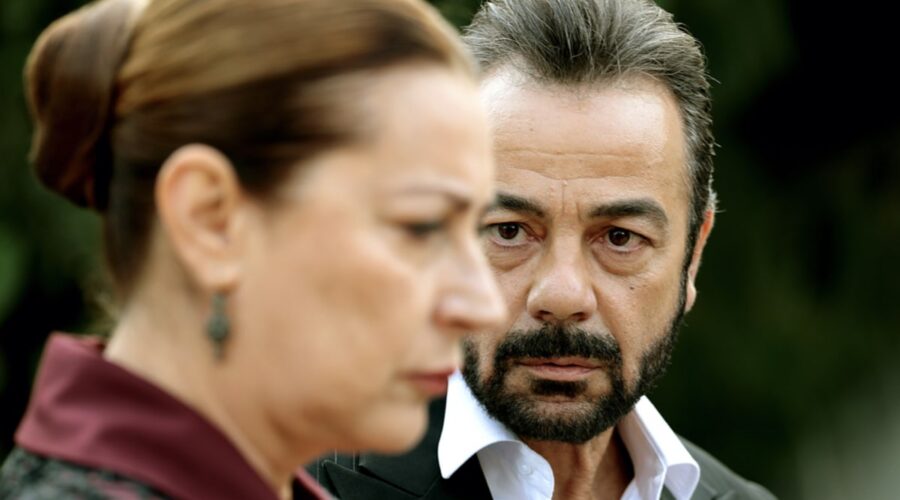 Da sinistra: Vahide Perçin (Hünkar) e Kerem Alisik (Fekeli) in una scena della puntata di “Terra Amara” in onda giovedì 1 giugno 2023. Credits: RTI Mediaset.