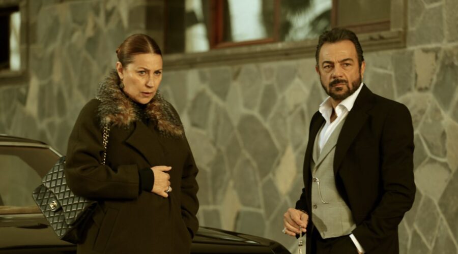 Da sinistra: Vahide Perçin (Hünkar) e Kerem Alisik (Fekeli) in una scena della puntata di “Terra Amara” in onda giovedì 25 maggio 2023. Credits: RTI Mediaset.