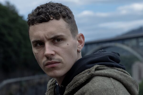 Arón Piper nel ruolo di Sergio ne “In Silenzio”: Credits: Lander Larrañaga/Netflix © 2022.