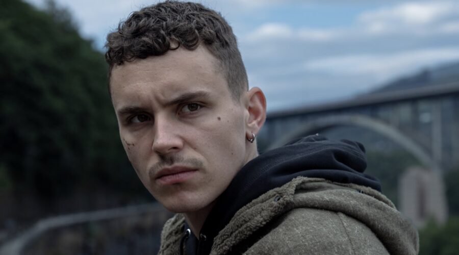 Arón Piper nel ruolo di Sergio ne “In Silenzio”: Credits: Lander Larrañaga/Netflix © 2022.