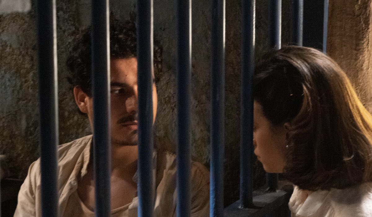 Da sinistra: Jon López (Víctor) e Amparo Piñero (Carmen) in una scena di “Un altro domani”. Credits: Mediaset