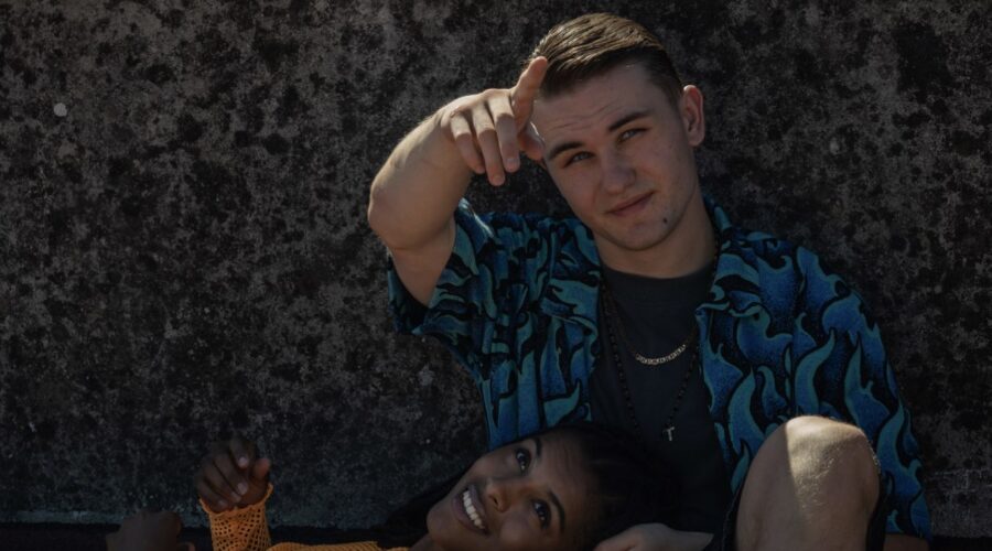 Dal basso: Artem (Pino) e Kyshan Claire Wilson (Kubra) in una scena di