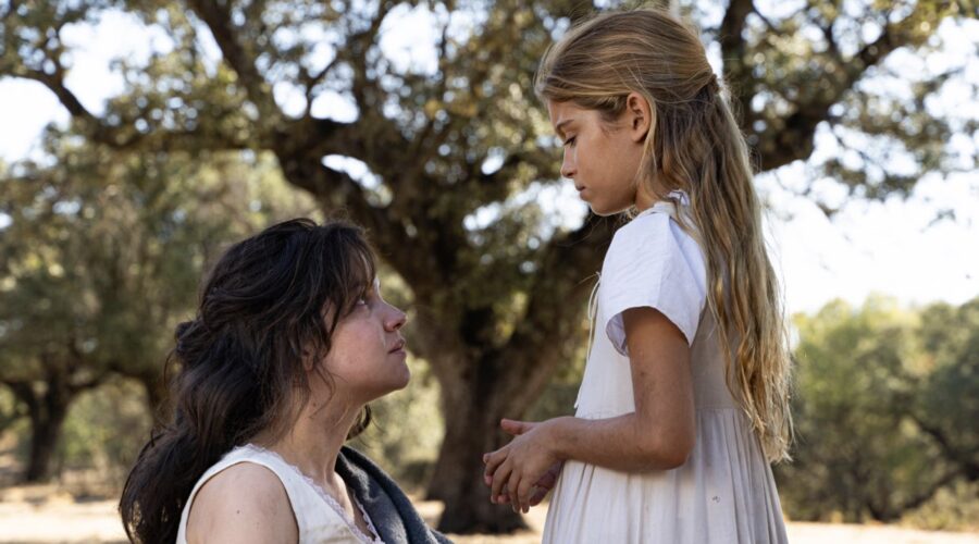 Da sinistra: Anai González (Dolores) e Zöe Millán (Mariana da bambina) in una scena della prima puntata de “La Promessa”. Credits: Boomerang TV/Mediaset.