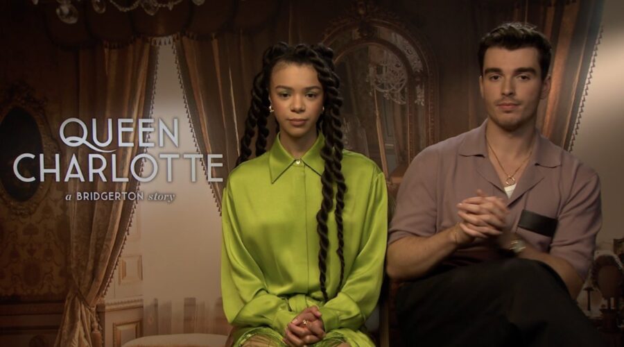 Da sinistra: India Amarteifio e Corey Mylchreest intervistati per “La Regina Carlotta” da Tvserial.it. Credits: Tvserial.it.