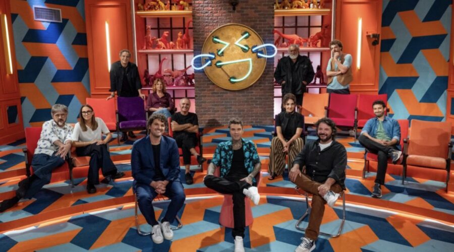 Il cast della quarta stagione di “LOL - Chi ride è fuori”. Credits: Prime Video/Endemol Shine Italy.