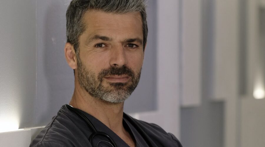 Luca Argentero (Andrea Fanti) in un posato di