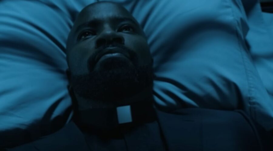 Mike Colter in una scena dal Trailer di 