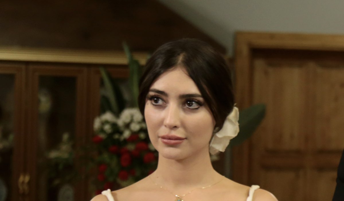 Melike İpek Yalova (Müjgan Hekimoğlu Akkaya) in una scena di 