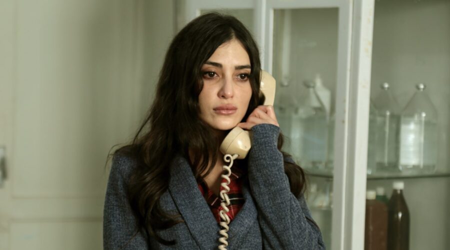Melike Yalova (Müjgan Hekimoglu) in una scena di “Terra Amara”. Credits: RTI Mediaset.