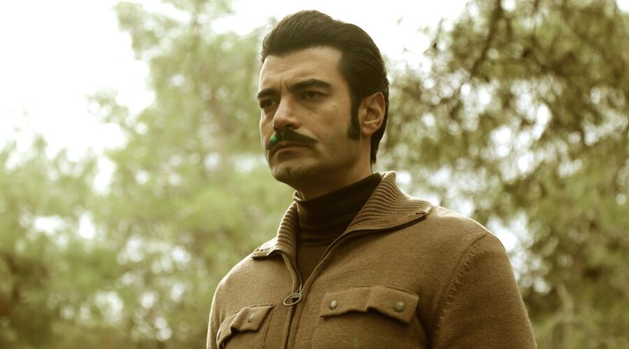 Murat Ünalmis (Demir) in una scena della puntata di “Terra Amara” in onda lunedì 29 maggio 2023 su Canale 5. Demir ha ucciso Zuleyha nel bosco? Credits: Mediaset.