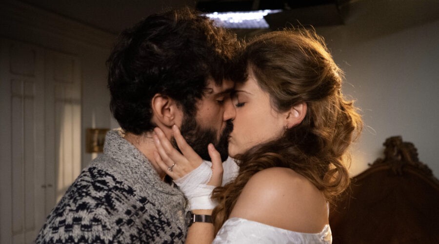 Da sinistra: Oliver Ruano (Tirso Noguera) e Laura Ledesma (Julia) in una scena di “Un altro domani”. Credits: Mediaset