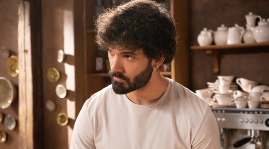 Oliver Ruano (Tirso) in una scena della puntata di “Un altro domani” in onda venerdì 2 giugno 2023 su Canale 5. Credits: RTI Mediaset.
