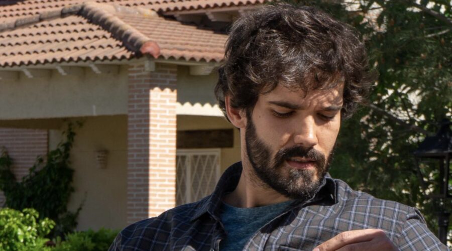 Oliver Ruano (Tirso Noguera) in una scena di “Un altro domani”. Credits: Mediaset