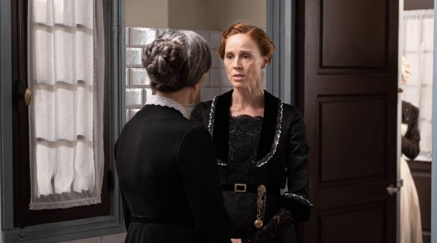 Da sinistra: Marga Martínez (Petra Arcos) e Maria Castro (Pia Adarre) nell'episodio 5 de “La Promessa” in onda lunedì 5 giugno 2023 su Canale 5. Credits: Bambú Producciones/RTVE/RTI Mediaset.