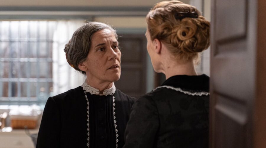 Da sinistra: Marga Martínez (Petra Arcos) e Maria Castro (Pia Adarre) nell'episodio 5 de “La Promessa” in onda lunedì 5 giugno 2023 su Canale 5. Credits: Boomerang TV/Mediaset.