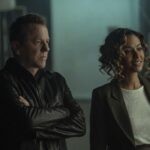 Da sinistra: Kiefer Sutherland nel ruolo di John Weir e Meta Golding nel ruolo di Hailey Winton della serie Paramount+ “Rabbit Hole”. Foto Cr: Marni Grossman/Paramount+ © 2022 Viacom International Inc. Tutti i diritti riservati.
