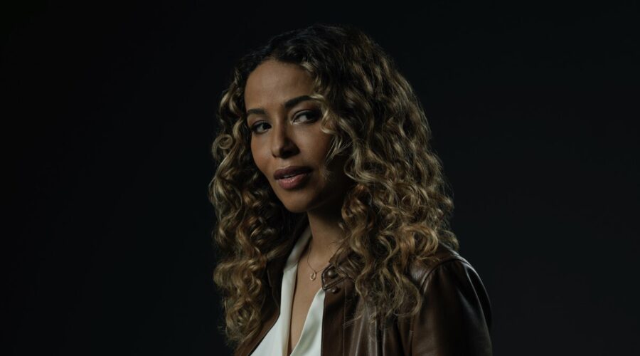 Meta Golding nel ruolo di Hailey Winton nella serie Paramount+ “Rabbit Hole”. Foto Cr: Brian Bowen Smith/Paramount+ © 2022 Viacom International Inc. Tutti i diritti riservati.